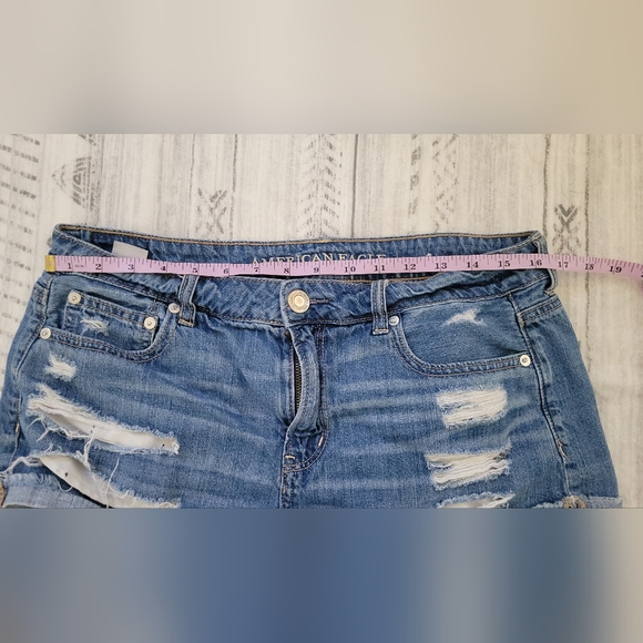 American Eagle Tomgirl distressed shortie jean shorts Size 10 - Picture 8 of 16